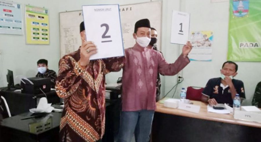 Polisi Pantau Prokes Pengundian Nomor Urut Pilkades di Kabupaten Serang
