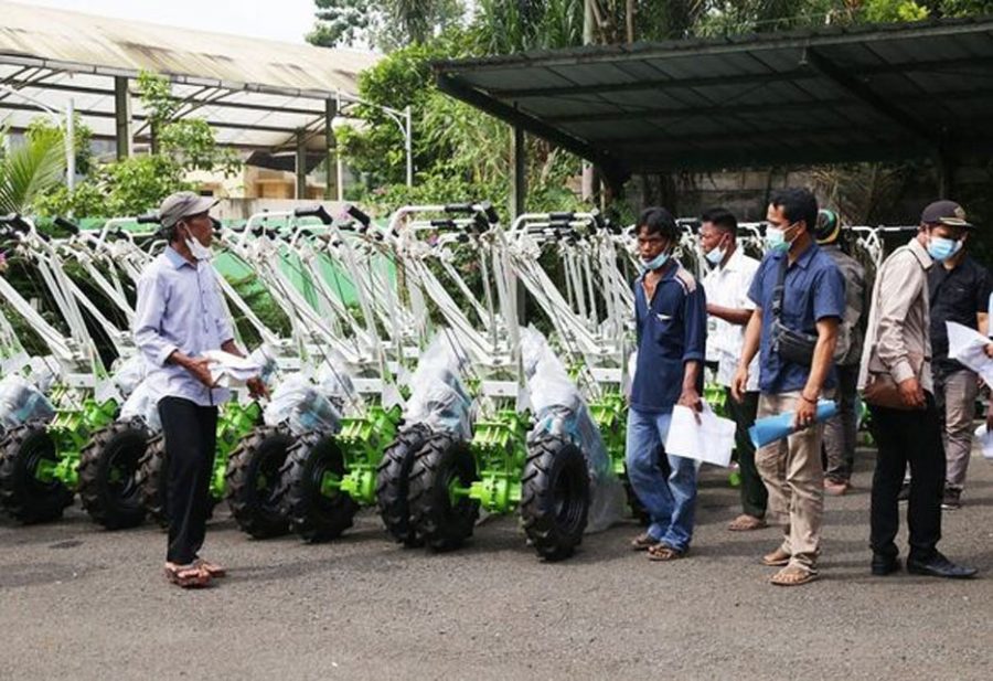 Gubernur Banten Serahkan Bantuan 120 Unit Hand Traktor Kepada Kelompok Tani