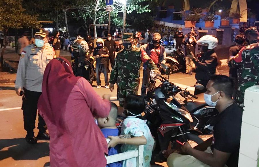 Polsek Karawaci Bersama 3 Pilar Gelar Operasi Yustisi dan Bagikan Masker