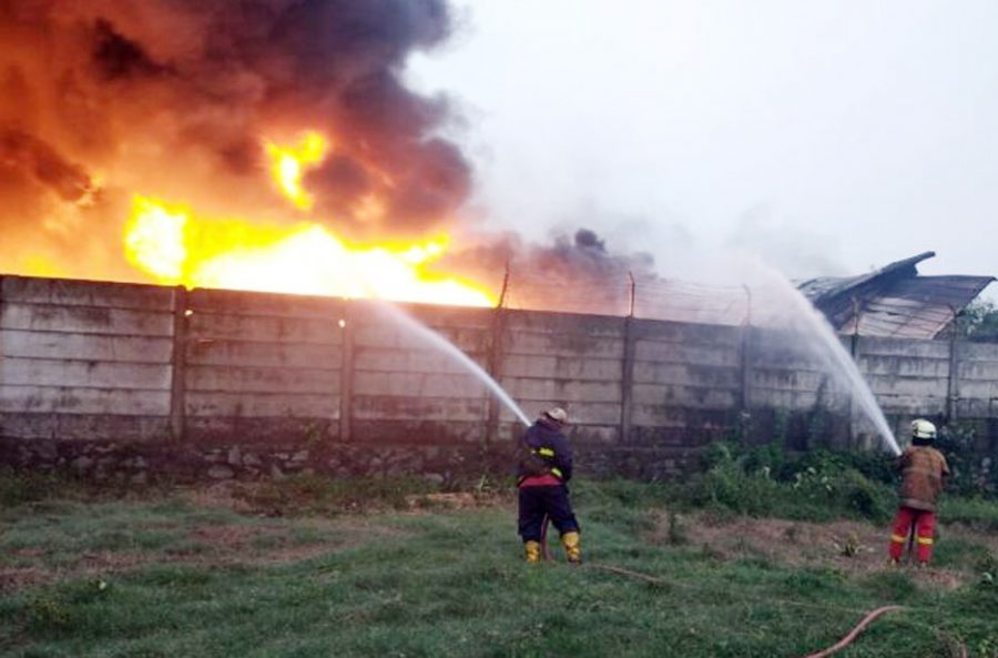 Senuah Pabrik Pembuat Tiner di Curug Tangerang Ludes Terbakar