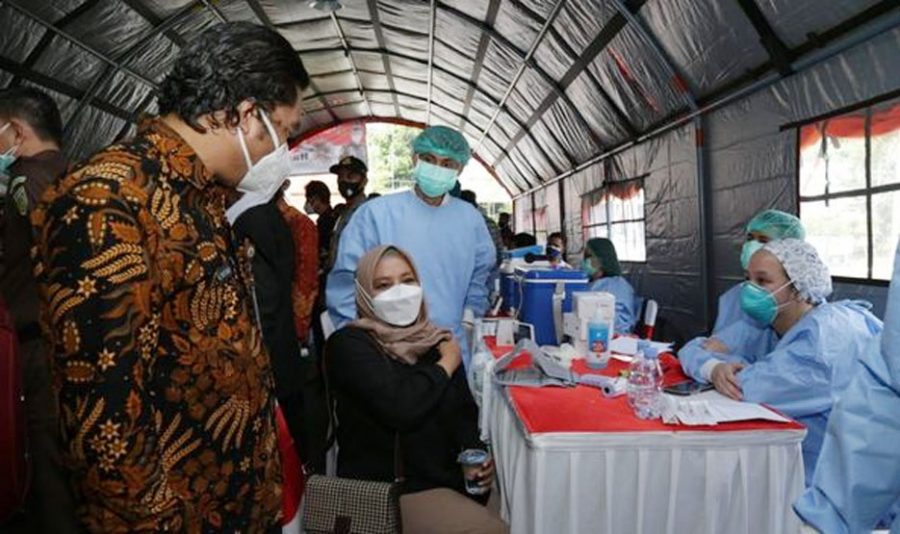 Pemprov Banten Tinjau Pelaksanaan Vaksinasi Covid-19 Massal di Kejati Banten