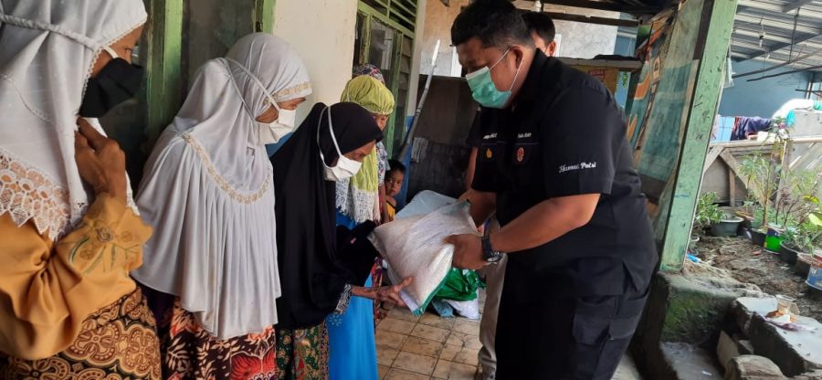 Tim Warung Jumat Polda Banten Bagikan Sembako Bagi Warga yang Membutuhkan