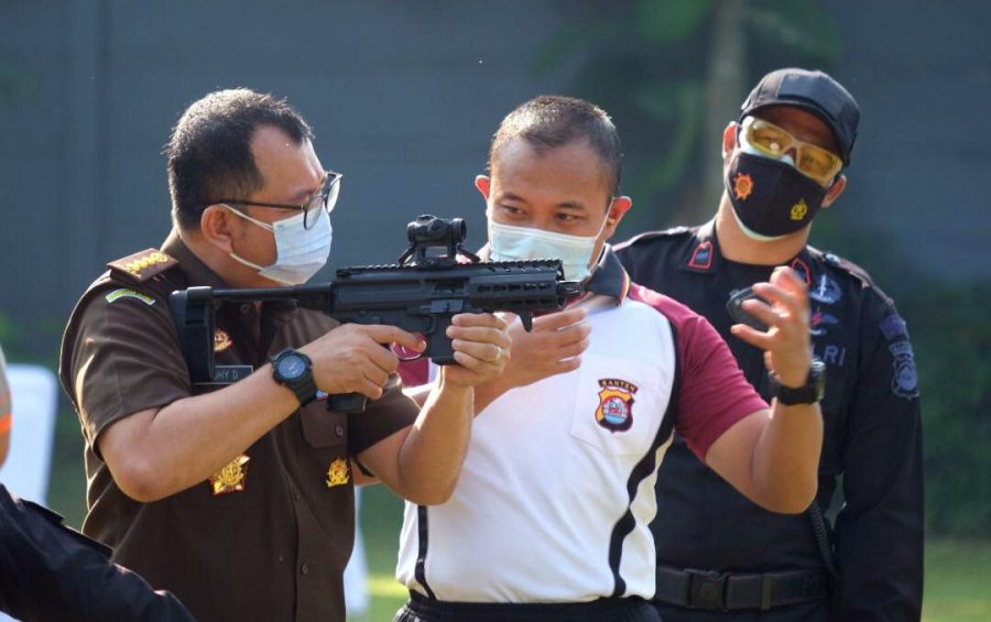 Perkuat Sinergitas, Polri dan Kejati Gelar Latihan Menembak di Mapolda Banten
