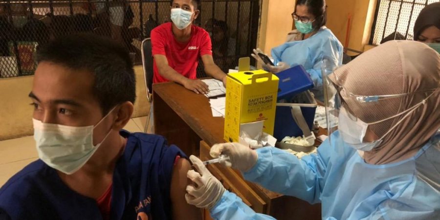 Dirtahti Polda Banten Berikan Vaksinasi Kepada Para Tahanan