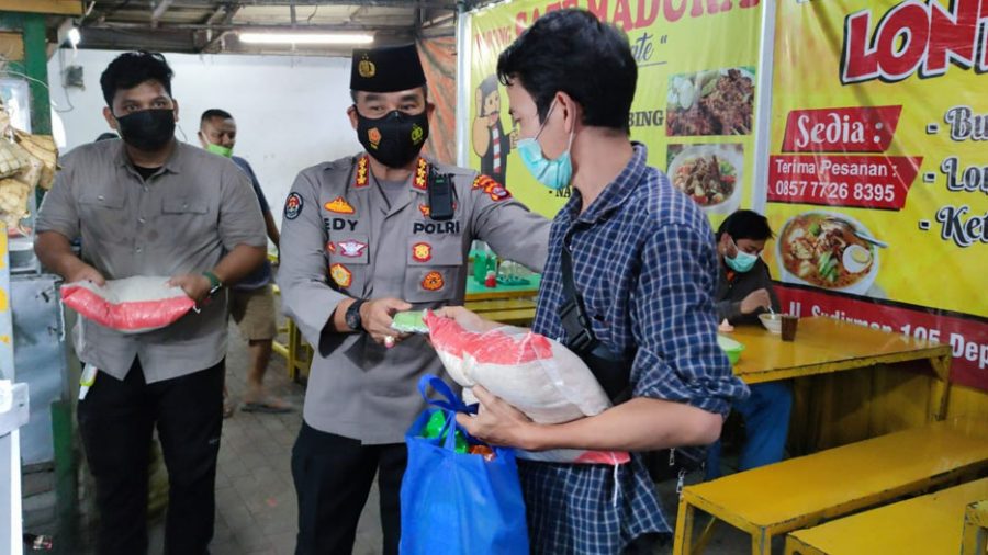 Polda Banten Berikan Bantuan Sembako PPKM Darurat Kepada Para Pedagang