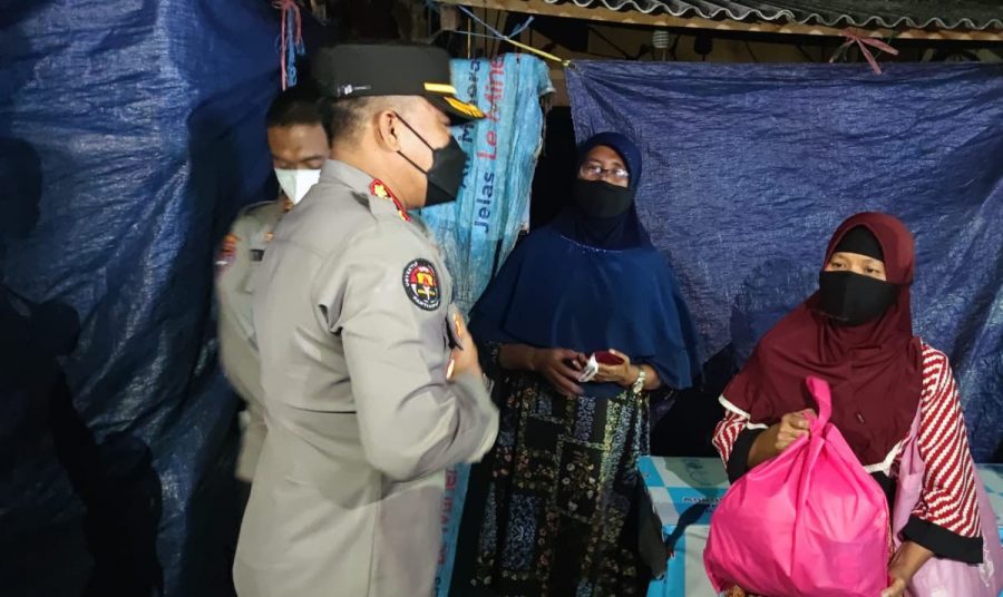 Polda Banten Bagikan Sembako dan Masker Kepada Para Pedagang