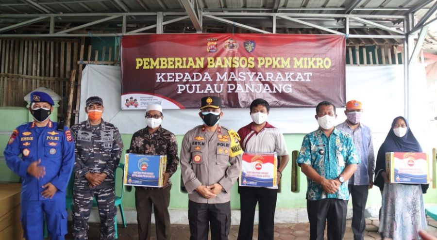 Polda Banten Salurkan 200 Paket Sembako Kepada Masyarakat di Pulo Panjang