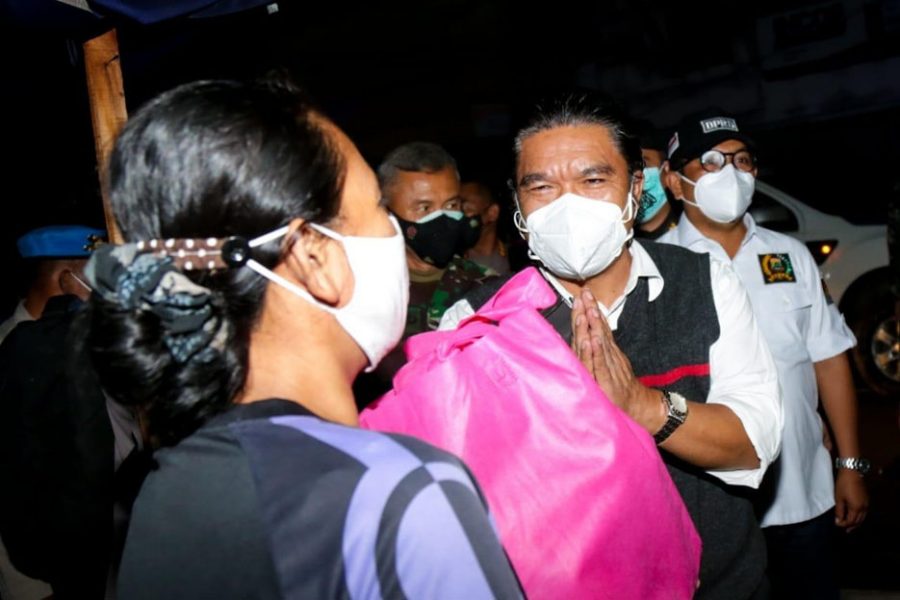 Pemrov Banten Bersama Forkopimda Lakukan Patroli Bagikan Paket Bansos