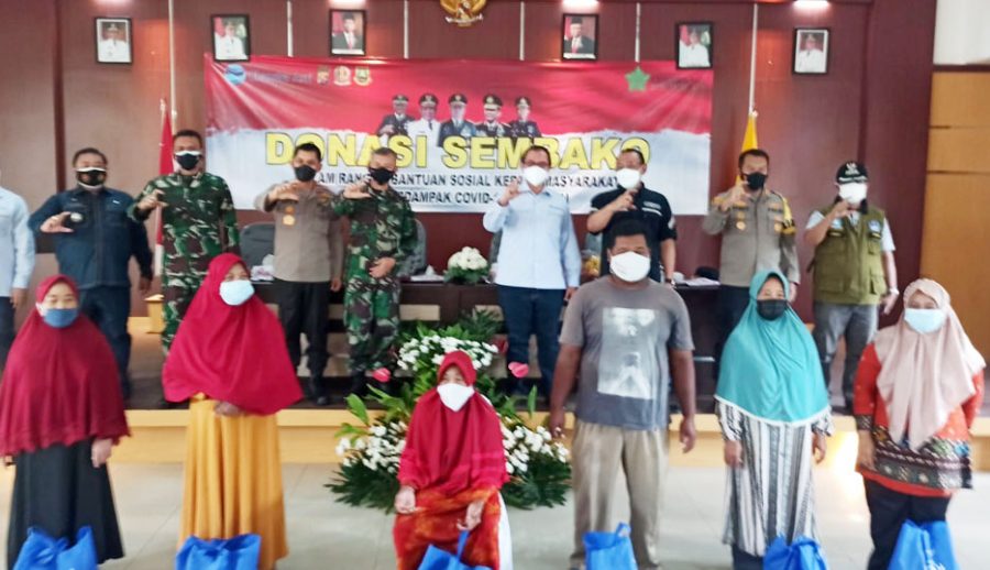Polda Banten dan Korem 064/My Salurkan Paket Sembako kepada Masyarakat