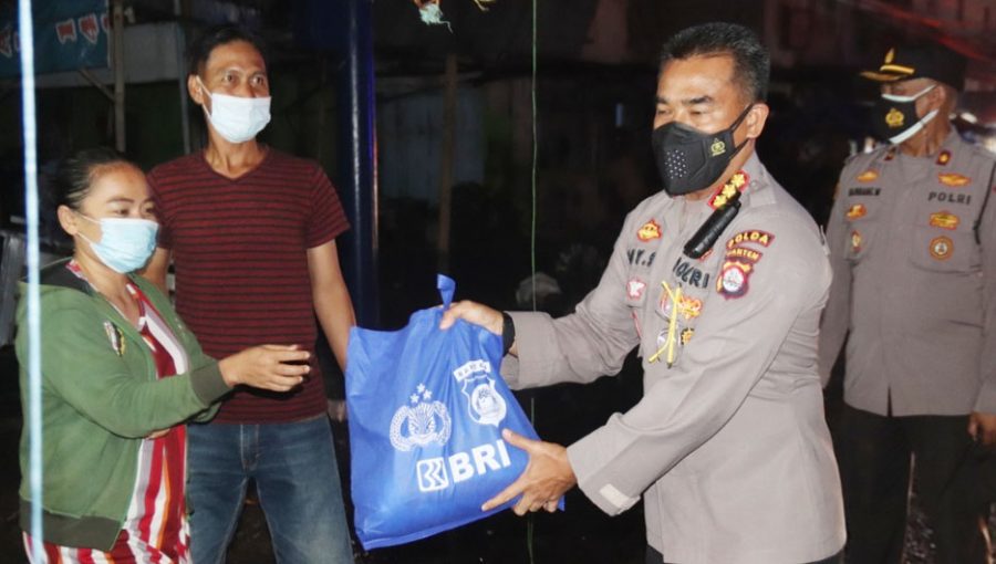 PPKM Level 4, Polda Banten Lakukan Patroli dan Bagikan 195 Paket Sembako