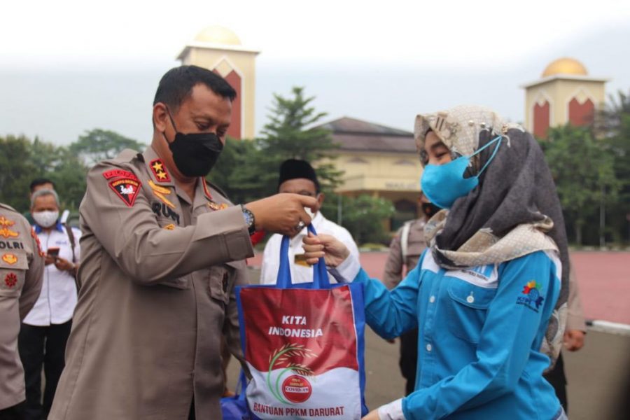 Polda Banten Bagikan 1.200 Paket Sembako Kepada Buruh dan Pekerja