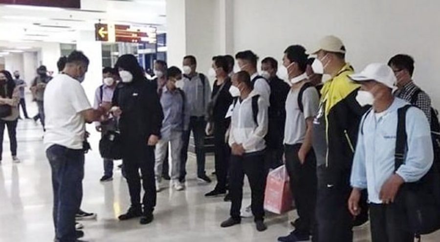 20 TKA asal Cina tiba di Bandara Internasional Sultan Hasanuddin, Makassar, Sabtu (3/7/2021) malam.(Ist)
