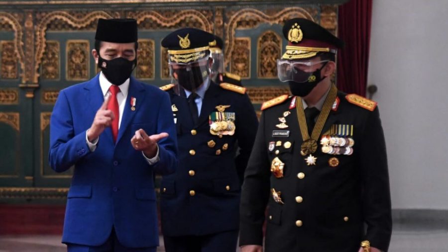 Presiden Joko Widodo bersama Kapolri Jenderal Listyo Sigit Prabowo pada Peringatan Hari Bhayangkara ke-75 yang digelar di Istana Negara, Jakarta, pada Kamis, 1 Juli 2021. Foto: BPMI Setpres