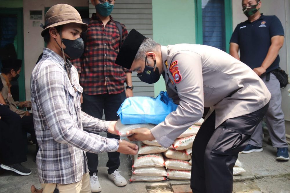 Polda Banten Salurkan 45 Paket Sembako Kepada Penyandang
