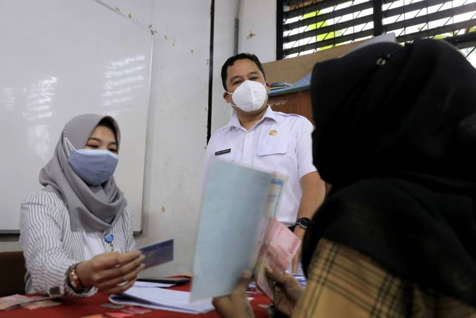 Walikota Arief Tinjau Langsung Pendistribusian Bantuan Tunai di Batu Ceper