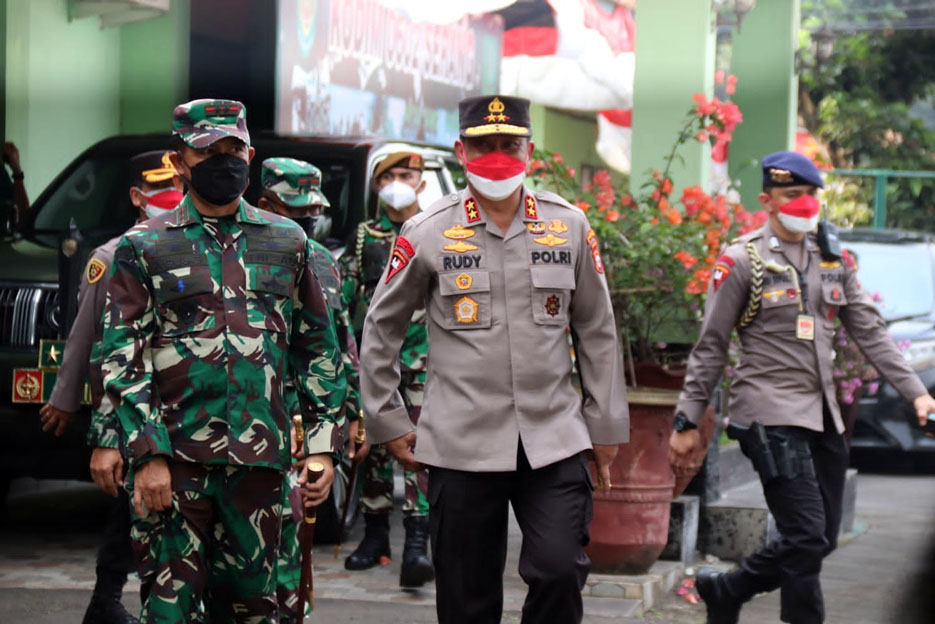 Kapolda Banten Dampingi Pangdam III/Siliwangi Lepas Pendistribusian Baksos