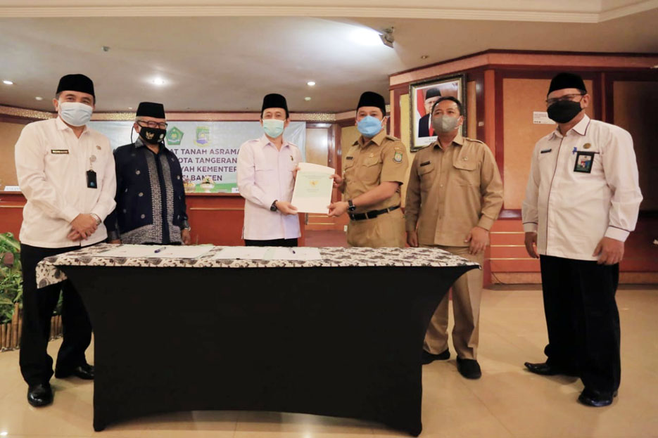 Walikota Arief Serahkan Sertipikat Tanah Asrama Haji Banten Kepada Kemenag Provinsi Banten