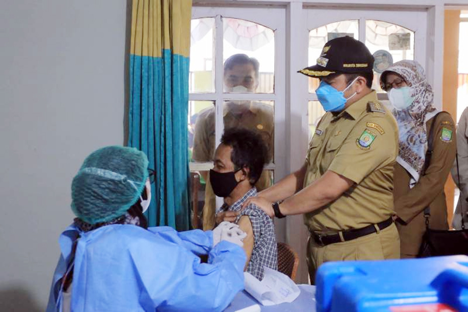 Walikota Arief Tinjau Pelaksanaan Vaksinasi untuk Masyarakat di Lingkungan RW