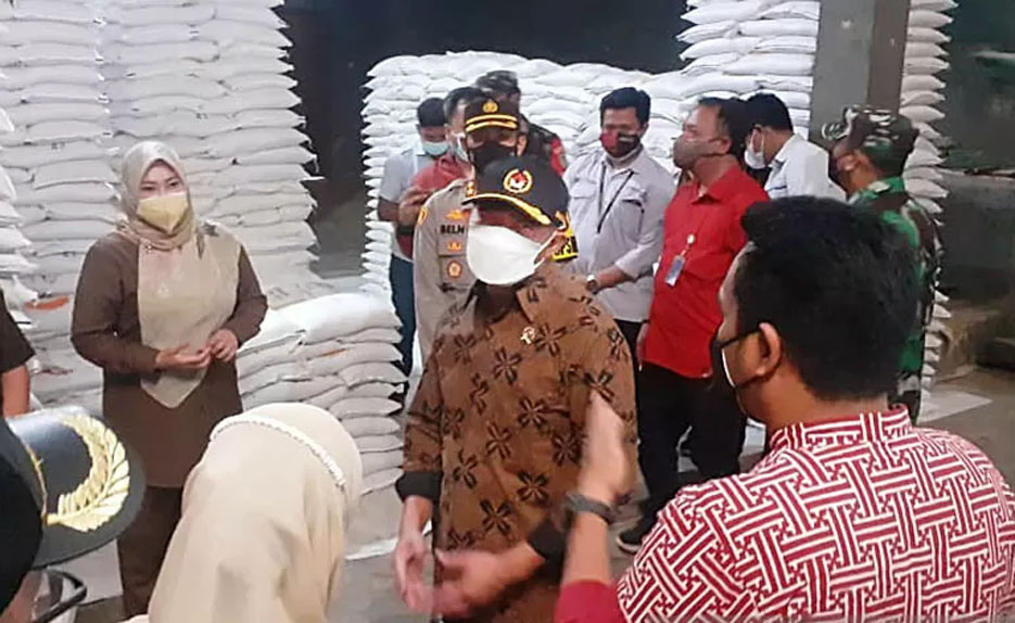 Menko PMK Inspeksi Mendadak Gudang Bulog di Pandeglang Pastikan Beras Bansos Layak Konsumsi