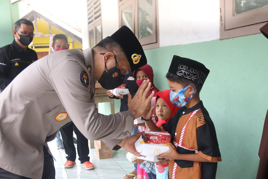 Kapolda Banten Bagikan 500 Paket Nasi Box Kepada Anak
