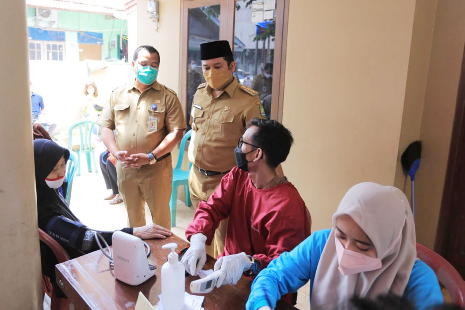 Walikota Arief Tinjau Sentra Vaksinasi Tingkat RW di Paninggilan Utara