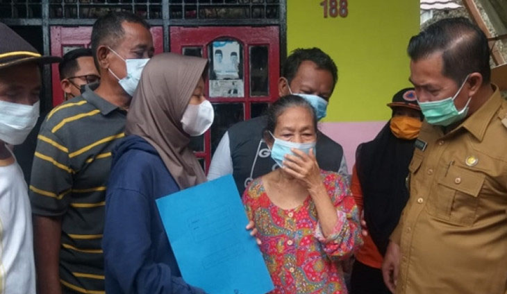 Walikota Serang Meninjau Rumah Roboh Akibat Diterjang Banjir di Kampung Sempu