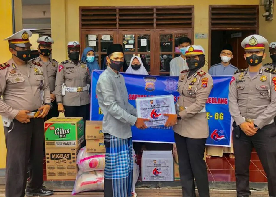 Satlantas Polres Pandeglang Gelar Baksos Dengan Menyalurkan Paket Sembako