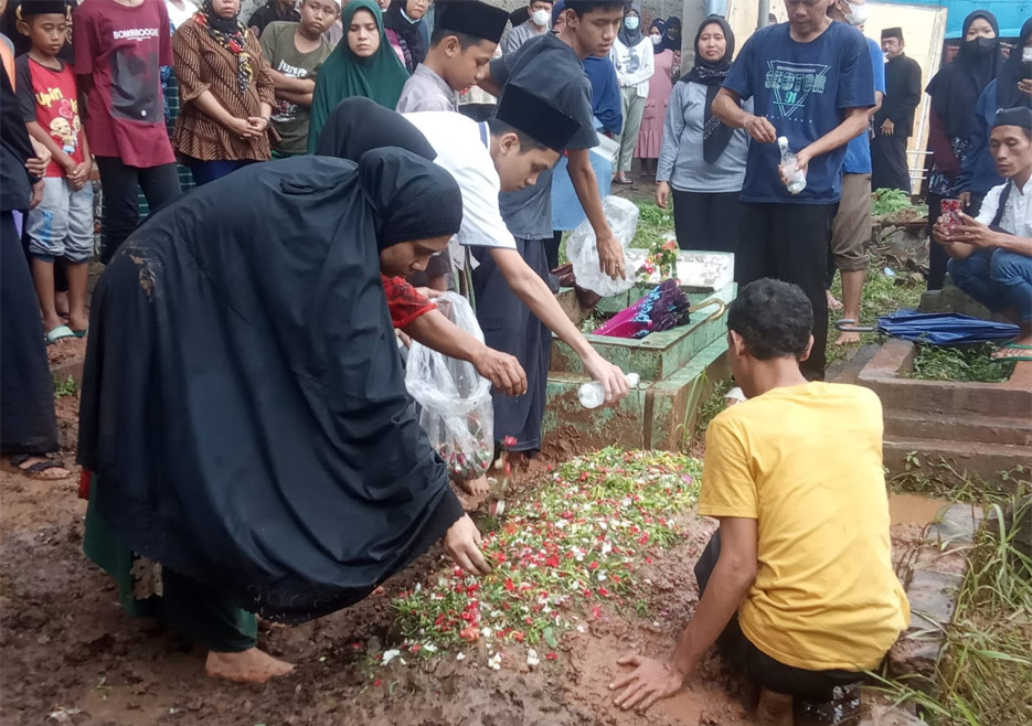 Isak Tangis Keluarga Iringi Pemakaman Ustadz Arman Korban Penembakan di Kunciran