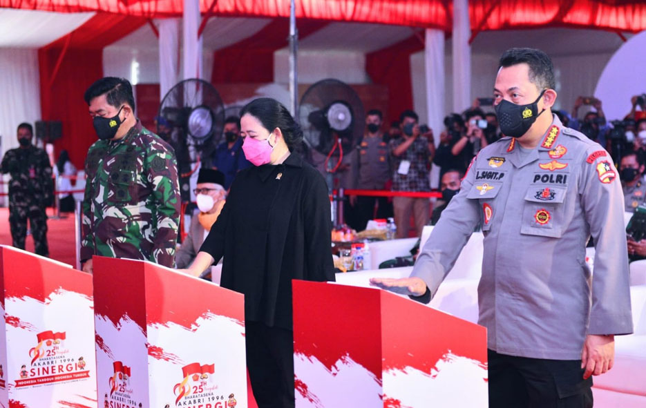 Kapolri Bersama Ketua DPR Cek Vaksinasi Massal Akabri 96 di SMKN 2 Tangerang