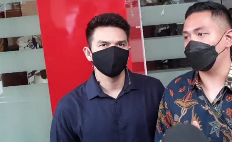 Jonathan Frizzy Jalani Pemeriksaan Polisi atas Dugaan KDRT yang Dilaporkan Dhena Devanka