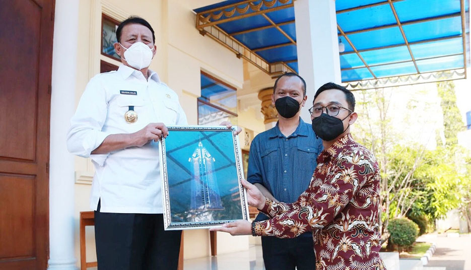 Gubernur Banten Serahkan Hadiah Pemenang Sayembara Desain Tugu Pamulang