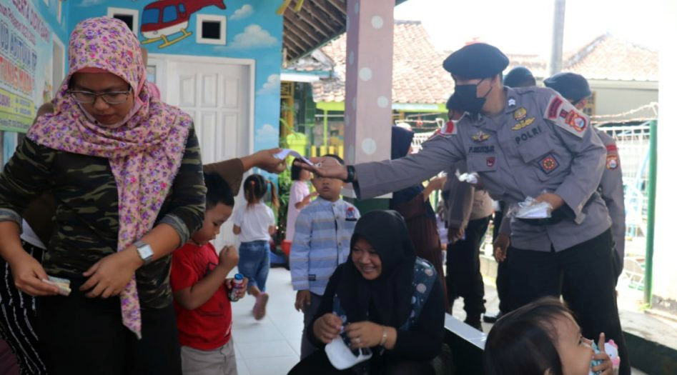 Satbrimob Polda Banten Bagikan Masker dan Berikan Edukasi Prokes Kepada Masyarakat