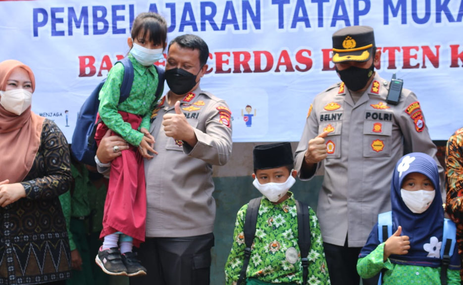 Kapolda Banten Beri Bantuan Perlengkapan Sekolah di Yayasan Pendidikan Islam Alfalah Pandeglang