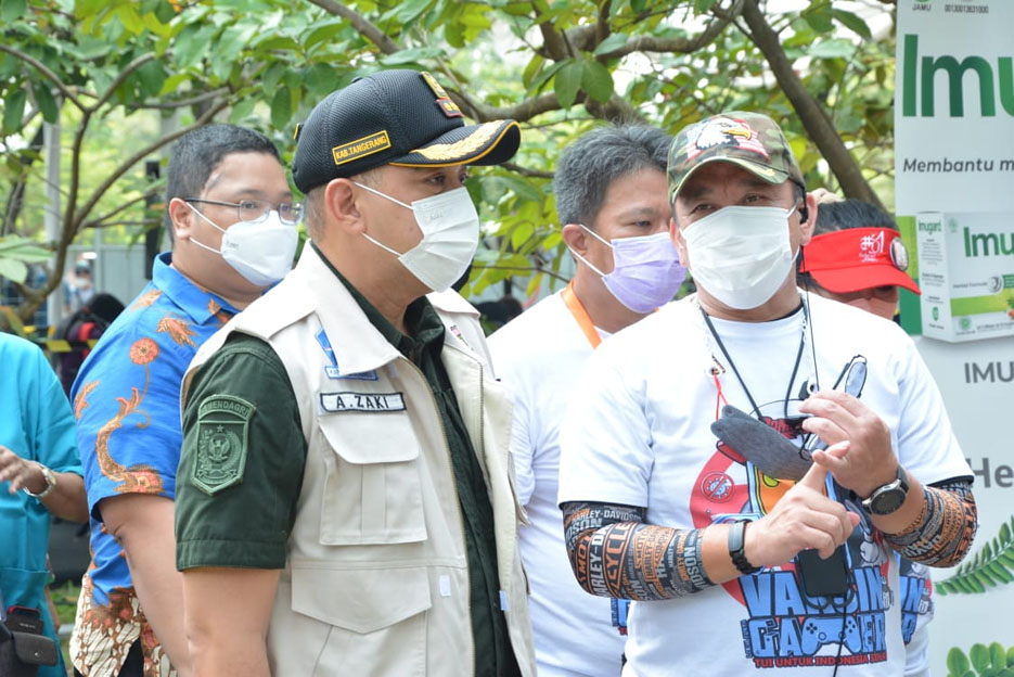 Bupati Zaki Tinjau Giat Vaksinasi Pelajar di Panongan dan Cisauk