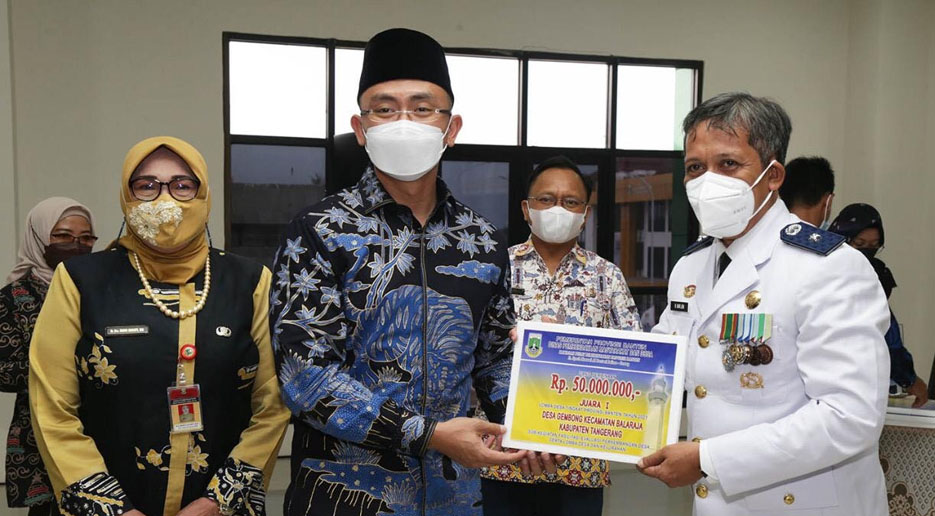 Wagub Banten Serahkan Penghargaan Kepada Desa Juara Lomba ‘Desa dan Kelurahan Inovatif’