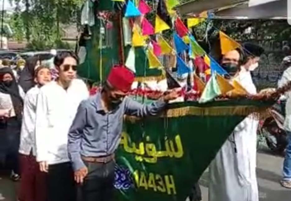 Peringgati Maulid Nabi, Warga Kalipasir Gelar Arakan Perahu Hingga Bagikan Nasi Uduk