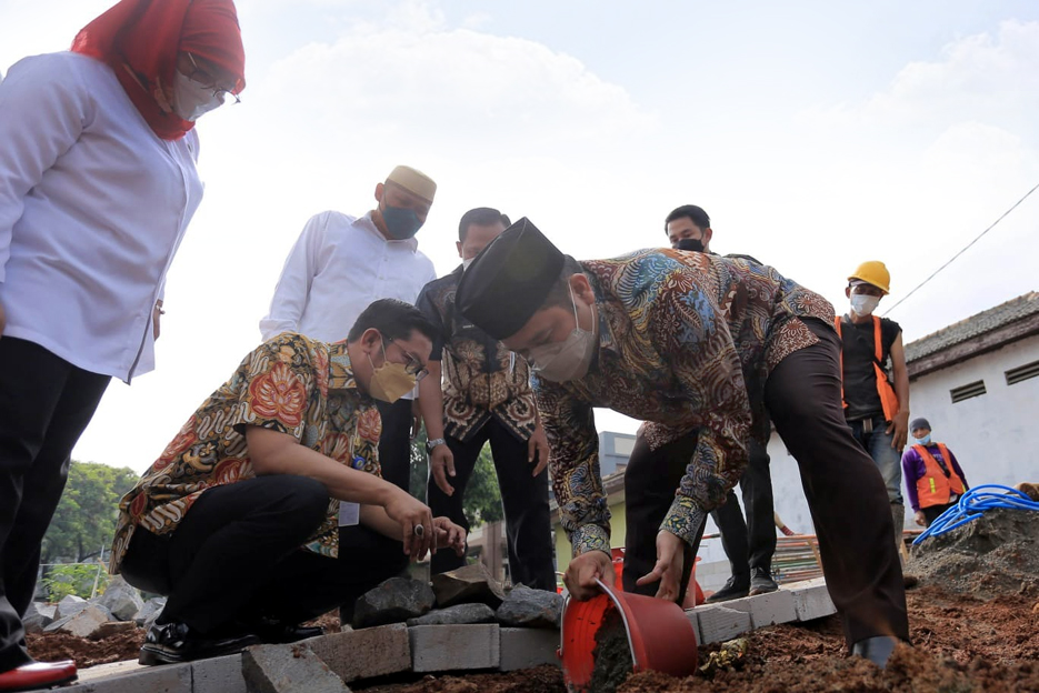 Bangun Gedung MUI, Wali Kota Tangerang Bersama Camat Periuk Letakkan Batu Pertama