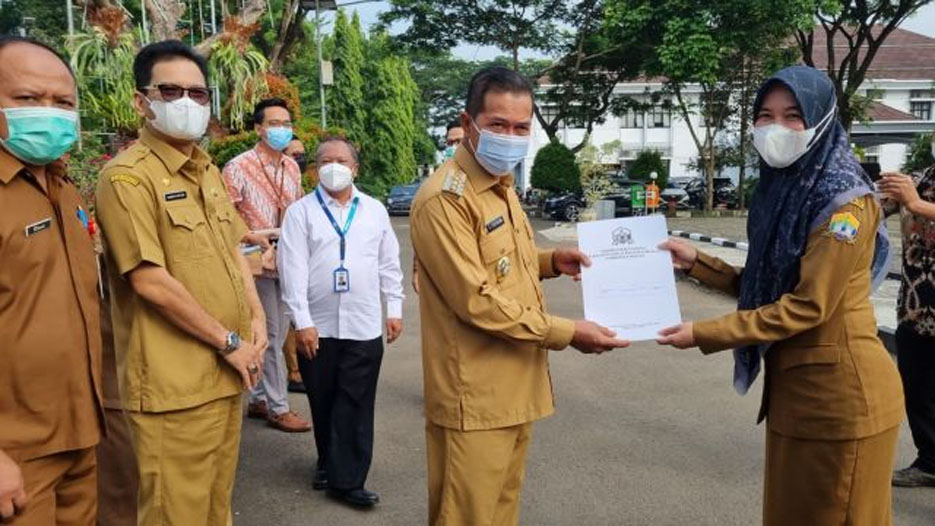 Walikota Syafrudin Serahkan SK Kenaikan Pangkat 27 ASN Pemkot Serang