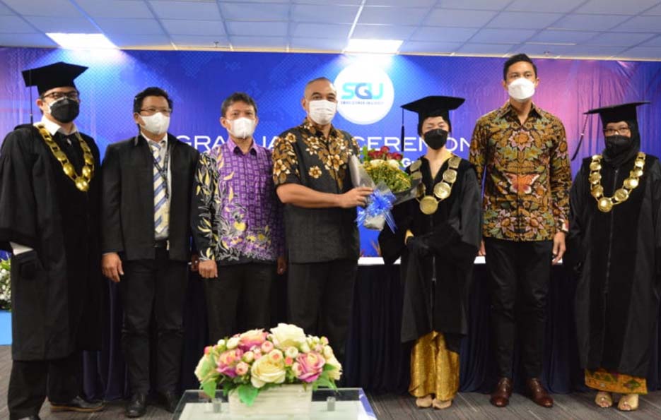 Bupati Zaki Apresiasi Semangat Para Wisudawan Swiss German University