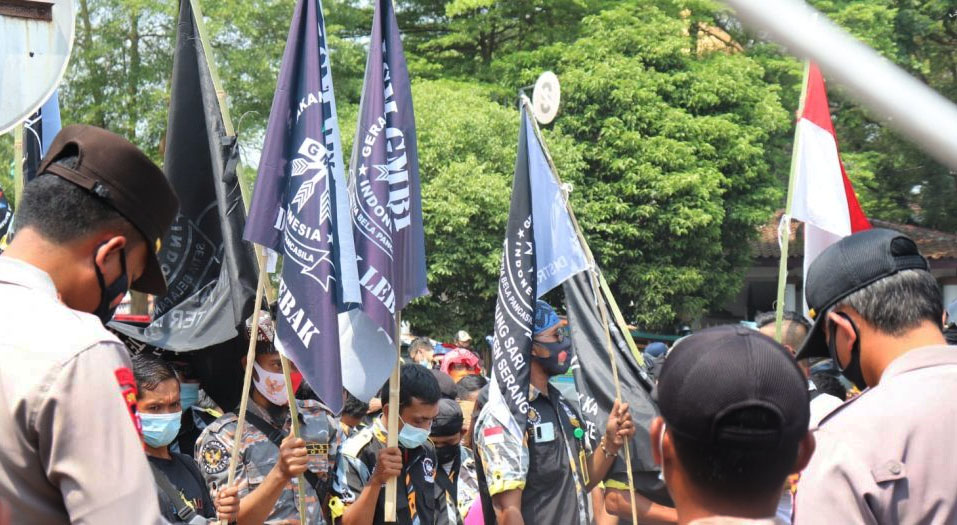 Sat Brimob Polda Banten Lakukan Pengamanan Unras LSM GMBI di Kantor Pemkab Serang
