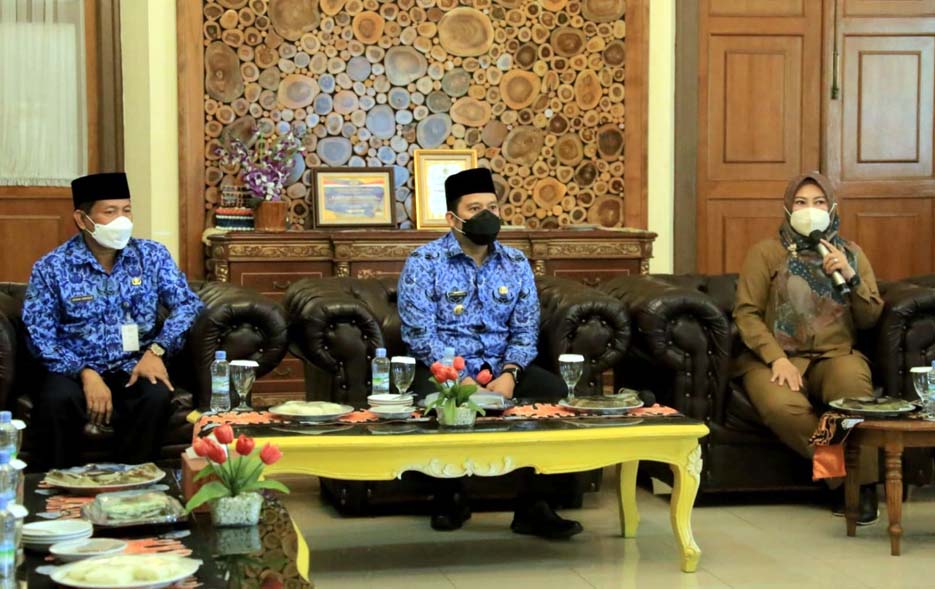 Jalin Kolaborasi, Pemkot Berikan Sejumlah Aplikasi Smart City ke Pemkab Pandeglang