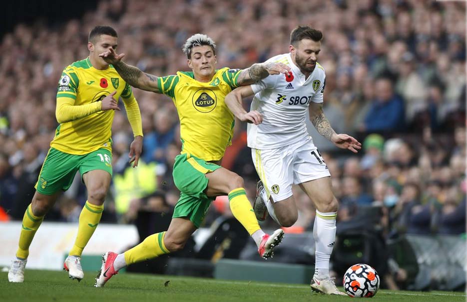 Leeds United Mengalahkan Norwich City 2-1 Untuk Keluar Dari Zona Degradasi