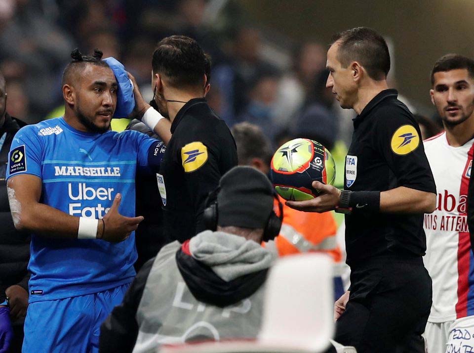 Lyon vs Marseille Ditinggalkan Setelah Kepala Dimitri Tertimpa Botol