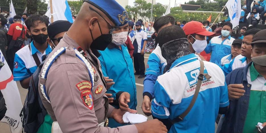 Bagikan Masker, Polda Banten Harap Aksi Massa Buruh Taati Prokes