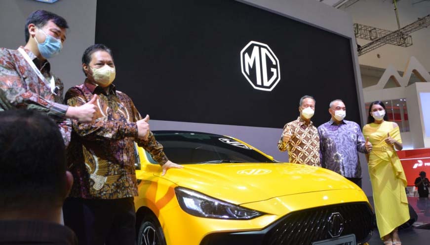 Bupati Zaki Dampingi Airlangga Hartarto Buka Pameran Otomotif GIIAS 2021