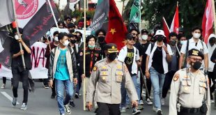 Personel Polda Banten Berikan Pengawalan Aksi Unjuk Rasa Mahasiswa
