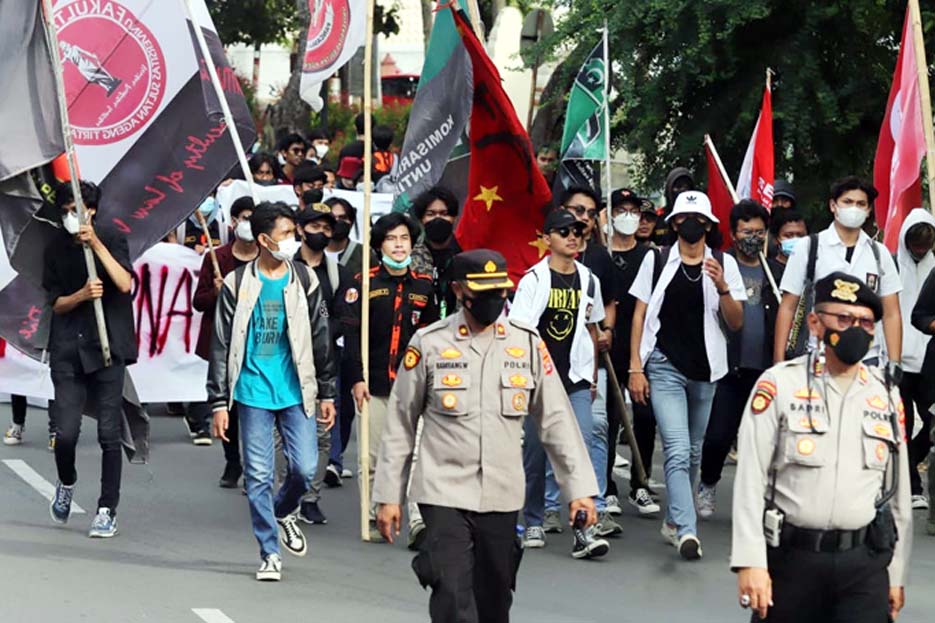 Personel Polda Banten Berikan Pengawalan Aksi Unjuk Rasa Mahasiswa