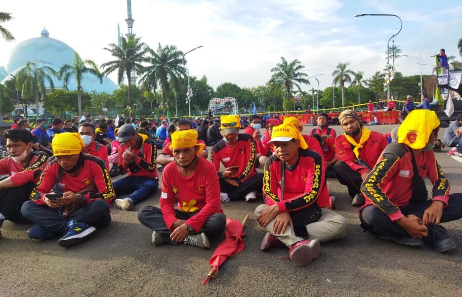 Ratusan Buruh Gelar Aksi Menuntut Kenaikan Upah Tahun 2022