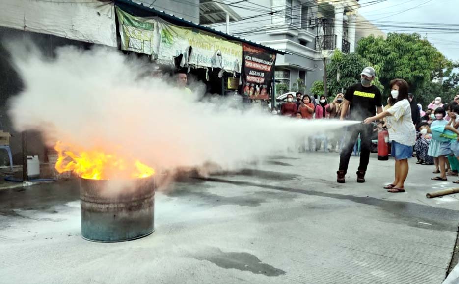Antisipasi Kebakaran, Warga Perumahan Alam Indah Cipondoh Ikuti Simulasi