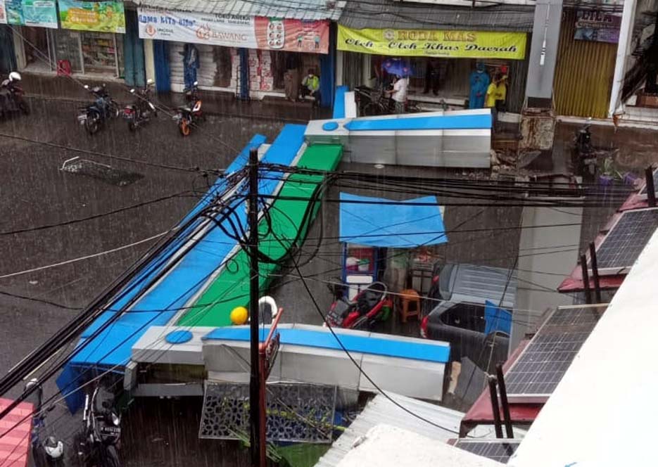 Gapura Kuliner Pasar Lama Roboh, Becak dan Gerobak Rusak Tertimpa